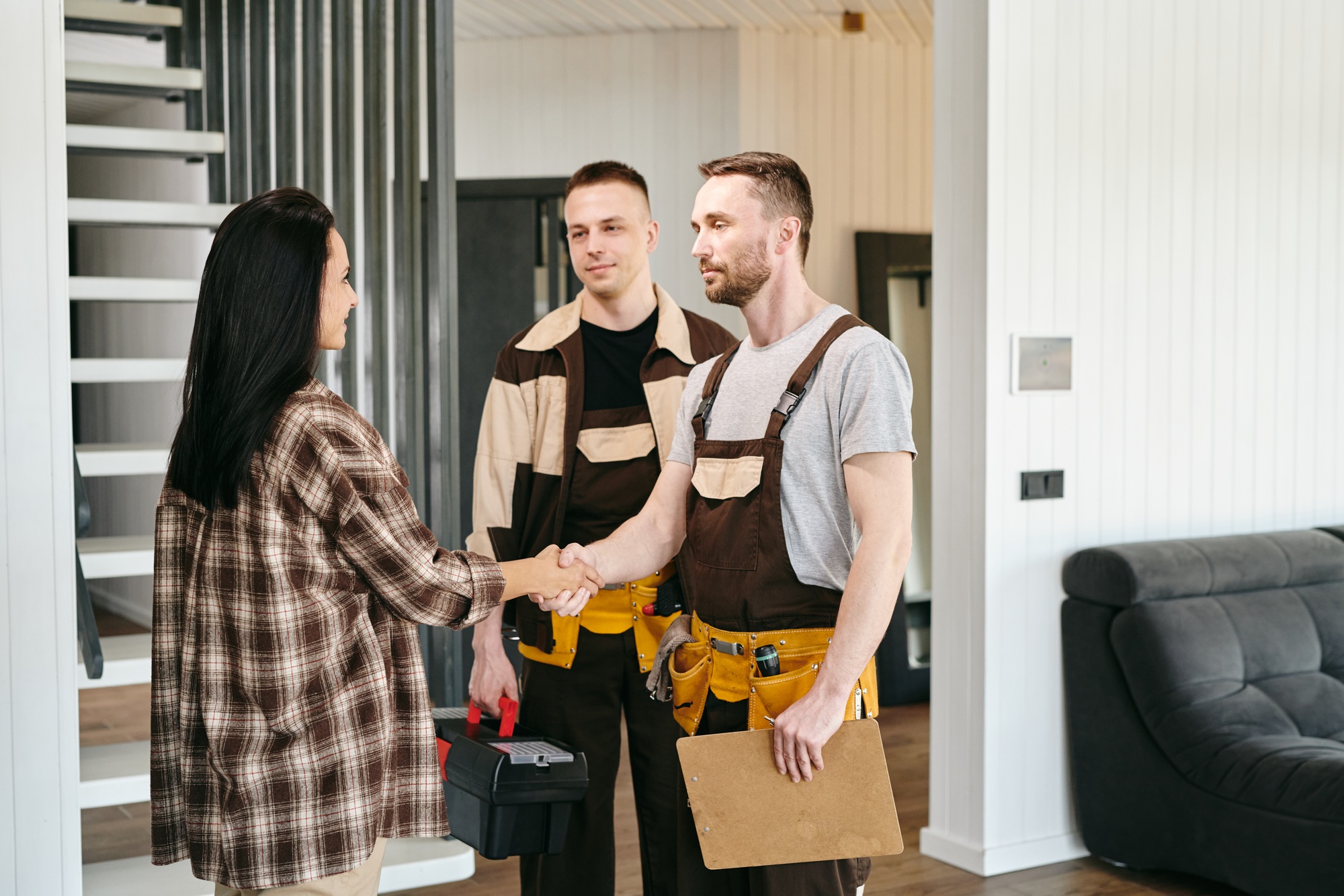 A group of people discussing plumbing troubles in living-room